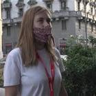 Silvia Romano liberata, festa sotto sua casa di Milano, una ragazza affigge bandiera Emergency