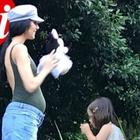 Rocio Morales incinta col pancino assieme alla figlia Luna (Chi via TgCom)