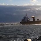 Maltempo, nave mercantile turca arenata a Bari: recupero difficile