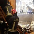 Incendio nel cuore di Roma: un compattatore dei rifiuti dell'Ama in fiamme a via del Corso