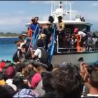 Ll'assalto dei turisti al traghetto per fuggire dalle isole Gili Video