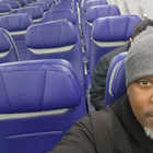 Il selfie del passeggero arrabbiato: «L'aereo era vuoto, c'erano tutti i posti liberi e lui ha scelto di sedersi proprio dietro di me»