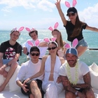 David Beckham, Pasqua sullo yacht con Victoria e i figli Harper, Cruz, Brooklyn e sua moglie Nicola Peltz. Il dettaglio dell'ex Spice girl