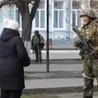 Donna sfida il soldato russo
