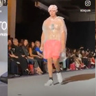 Fashion Week di New York, si "imbuca" e sfila con una cuffia da nonna: il pubblico lo scambia per modello