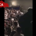 Strage discoteca Corinaldo, il drammatico momento del crollo dei parapetti sotto il peso della calca VIDEO