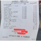Cena in pizzeria, lo scontrino per tre da 82 euro scatena la polemica: «La margherita costa 12, l'acqua 5, una rapina»