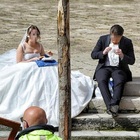 Si sposano a Venezia, poi moglie e marito si siedono sulla fondamenta e mangiano un panino: la storia incredibile