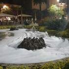 Detersivo nella fontana, schiuma invade la piazza: i vandali ripresi dalle telecamere di sicurezza