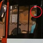 Bus resta incastrato a Napoli: «Al volante un ragazzino di 15 anni». L'azienda: «È una donna»