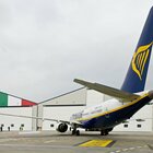 Malore improvviso sul volo Ryanair per Bergamo: il pilota atterra a Pescara