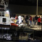 Lampedusa, trovata barca con 12 corpi in fondo al mare: madre e bimbo abbracciati. Soccorsi altri 290 migranti