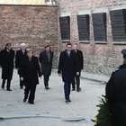 Merkel per la prima volta ad Auschwitz: «Nessuna tolleranza su antisemitismo»