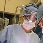 La via crucis delle donne chirurgo: «Molestie e discriminazioni per arrivare in sala operatoria»
