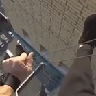 Rischia di precipitare dal grattacielo facendo parkour: il video è impressionante