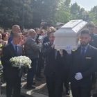 Funerali Gabriel, palloncini bianchi e migliaia di persone per l'ultimo saluto al bimbo ucciso. I genitori sono in carcere