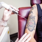 Tatuaggi cancerogeni, il ministero ritira 9 colori dal mercato: «Provocano anche allergie»