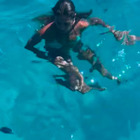 Melissa Satta in mezzo ai pesci per non pensare agli hater: «Vacanze all'insegna del relax»