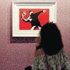 «Banksy è anonimo, non ha copyright». “Lanciatore di fiori”, la sentenza: «Non possibile stabilire chi sia l'autore»