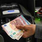 Bancomat 'sputa' banconote da 20 e 50 euro: un passante raccoglie e restituisce alla polizia 980 euro