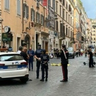 Cane rottweiler precipita dal terzo piano e colpisce ragazza incinta, 28enne grave in ospedale. L'incidente in via Frattina a Roma