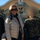 Tina Cipollari, foto con il figlio a Disneyland ma piovono gli insulti: «Grasso come la mamma, mettilo a dieta»