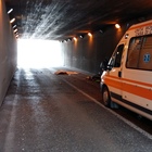• Ciclista travolta e uccisa da 2 auto nel sottopasso: una fugge 