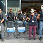No vax e No green pass, stazioni blindate: proteste verso il flop. Torino, attivista aggredisce un agente