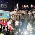 Scontro fra treni, il tragico incidente in India: «Più di 120 morti e 850 feriti»