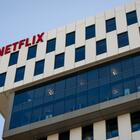 Netflix perde 2 milioni di abbonati. Crollo a Wall Street: titolo giù quasi del 40%, bruciati 58 miliardi