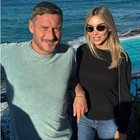 Totti e Noemi Bocchi, fuga d'amore in Australia: mattinata di relax al mare a Bondi Beach tra gli impegni dell'agenda fittissima