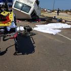 Foggia, strage infinita sull'asfalto: 12 braccianti morti nello scontro tra furgone e tir Foggia, strage infinita sull'asfalto: 12 braccianti morti nello scontro tra furgone e tir