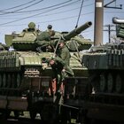 L'esercito dei nonni, la Russia arruola over 60 per sostituire i morti in battaglia: guidano i carri e portano le munizioni