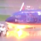 Usa, operatore aeroportuale colpito in pieno da un fulmine: gli attimi drammatici in un video