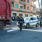 Roma, mezzo dell'Ama investe e uccide un uomo sulle strisce pedonali L'autista è indagato per omicidio stradale