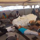 Migranti, autorizzato lo sbarco di 10 persone a Lampedusa dalla Sea Watch: «Necessitano di cure mediche»