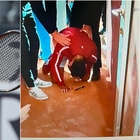 Djokovic colpito da una borraccia dagli spalti mentre firmava autografi uscendo dal campo