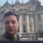 Crisi Ucraina, Zelensky: «Sono ancora qui, non credete alle fake news»