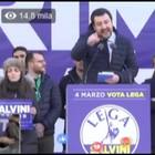 Salvini giura da premier in piazza Duomo con il rosario in mano Guarda