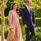 William e Kate Middleton al matrimonio dei reali di Giordania: la principessa e la gaffe (involontaria) sul vestito