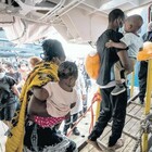 Migranti, il premier assicura: svuotiamo subito Lampedusa. Oggi in Cdm aiuti per la Sicilia