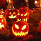 Contagi in rialzo tra i ragazzini, scatta l'allerta Covid per Halloween: «Pigiama party, un rischio»