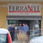 Uccide moglie in negozio davanti al figlio 14enne: choc a Carini, arrestato