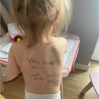 Ucraina, mamma scrive i contatti dei familiari sulla schiena della figlia: «Lei è Vera, se muoio portatela dai parenti»