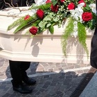 Il figlio prova a bloccare il funerale della madre: caos davanti alla chiesa