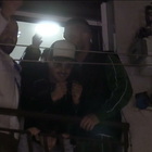 Geolier rientra a Napoli, migliaia di fan accolgono il rapper sotto la sua casa