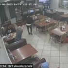 Rapinatore al ristorante (con una pistola giocattolo), un cliente gli spara e scappa: ora è ricercato