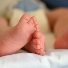 Bimbo di due mesi trovato morto dai genitori nella culla: tragedia alle porte di Roma