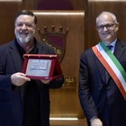 Russell Crowe ambasciatore di Roma, il siparietto con Gualtieri e Onorato: «Forza Lazio, siamo in minoranza ma buona...»