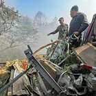 Nepal, aereo si schianta e prende fuoco: almeno 67 morti. «Si cercano superstiti, soccorsi difficili»
